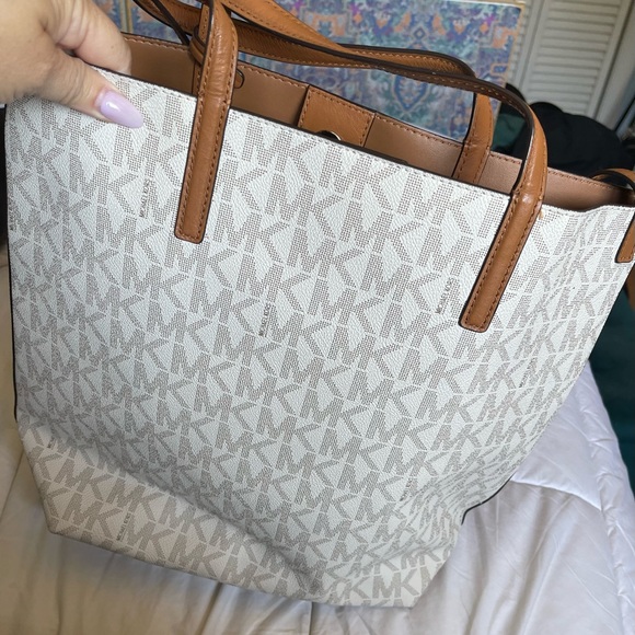 MK Bag with matching Wallet - Picture 2 of 6